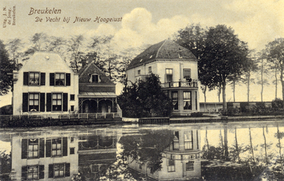 8729 Gezicht over de Vecht op de achterzijde van de huizen Rijksstraatweg 200-204 (Nieuw-Hoogerlust) bij Breukelen uit ...